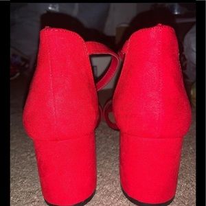 Selling this red heels shoes